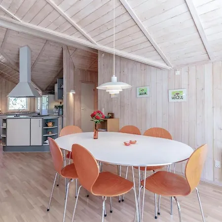 Three-bedroom In Aakirkeby