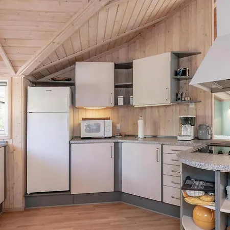 Three-bedroom In Aakirkeby *