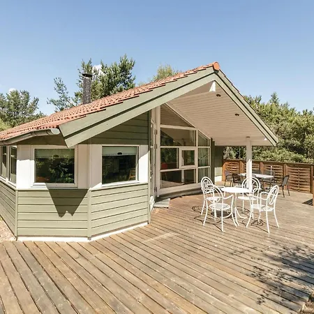 Three-bedroom In Aakirkeby