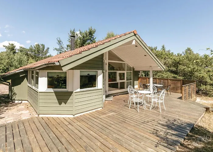 Three-bedroom In Aakirkeby